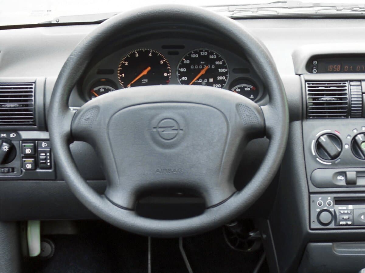 Opel Tigra A — Sükan