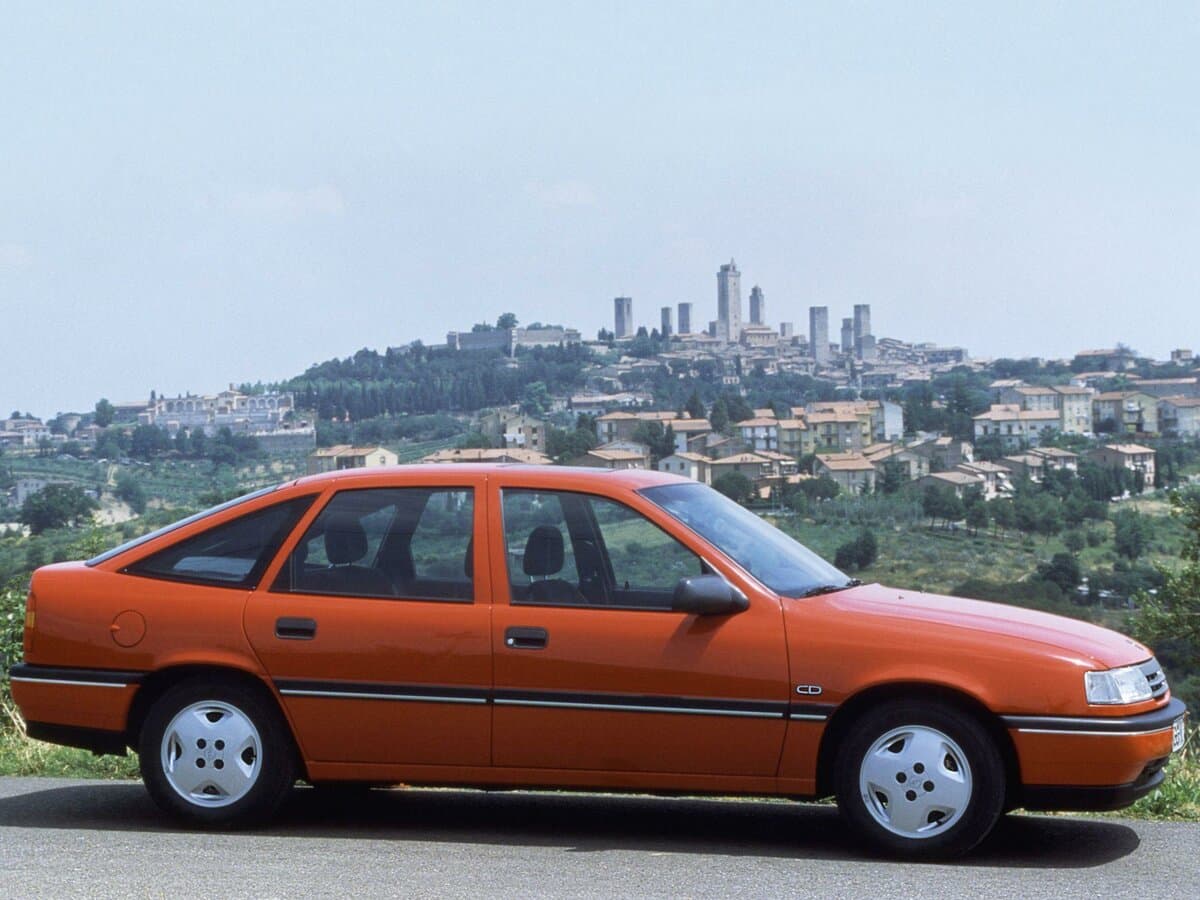 Opel Vectra A — Yandan
