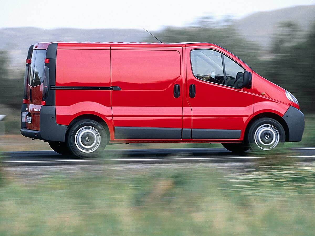 Opel Vivaro A — Yandan