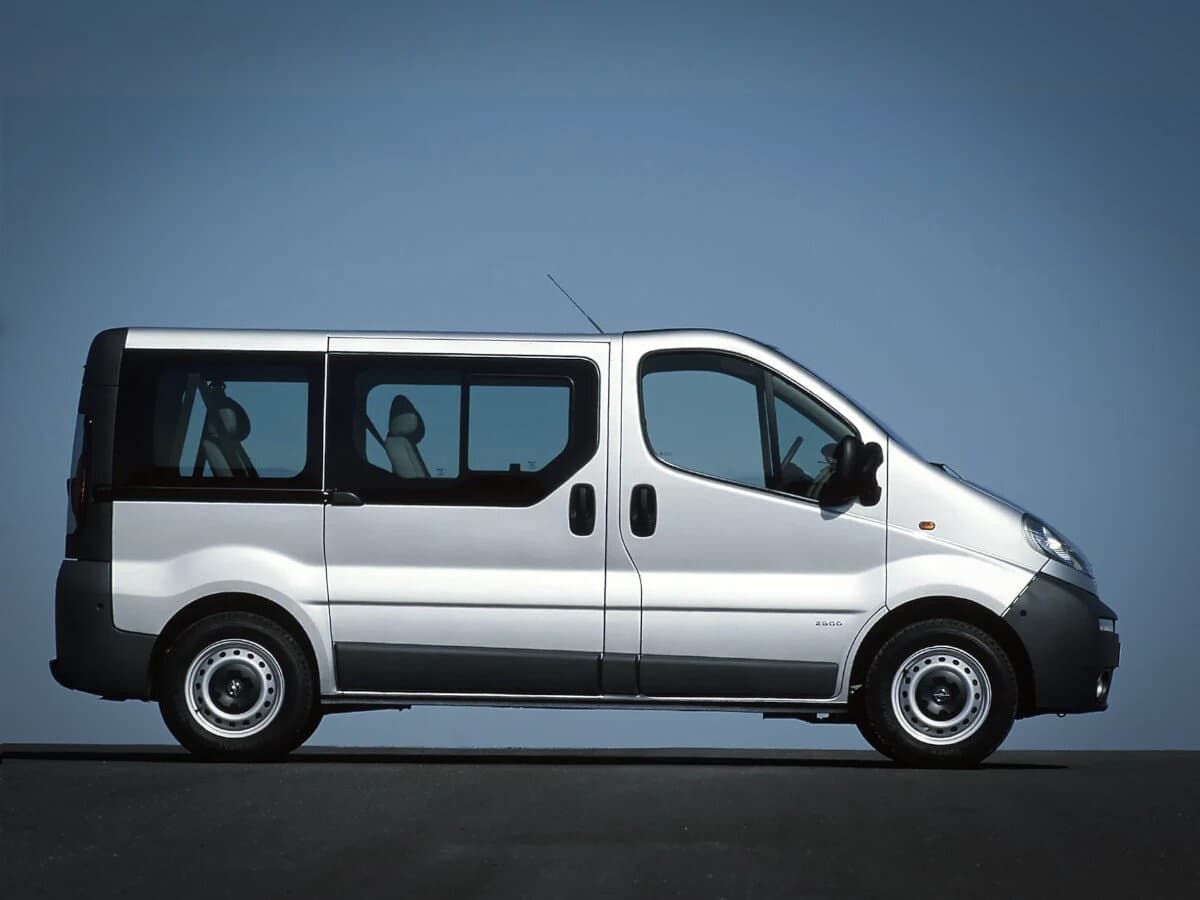 Opel Vivaro A — Yandan