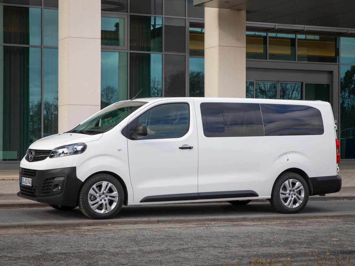 Opel Vivaro C — Yandan