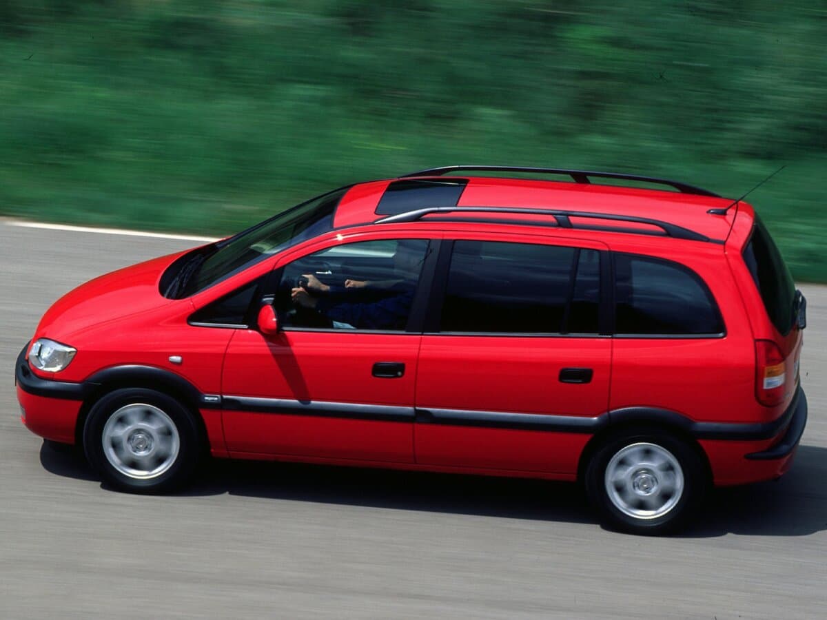 Opel Zafira A — Yandan