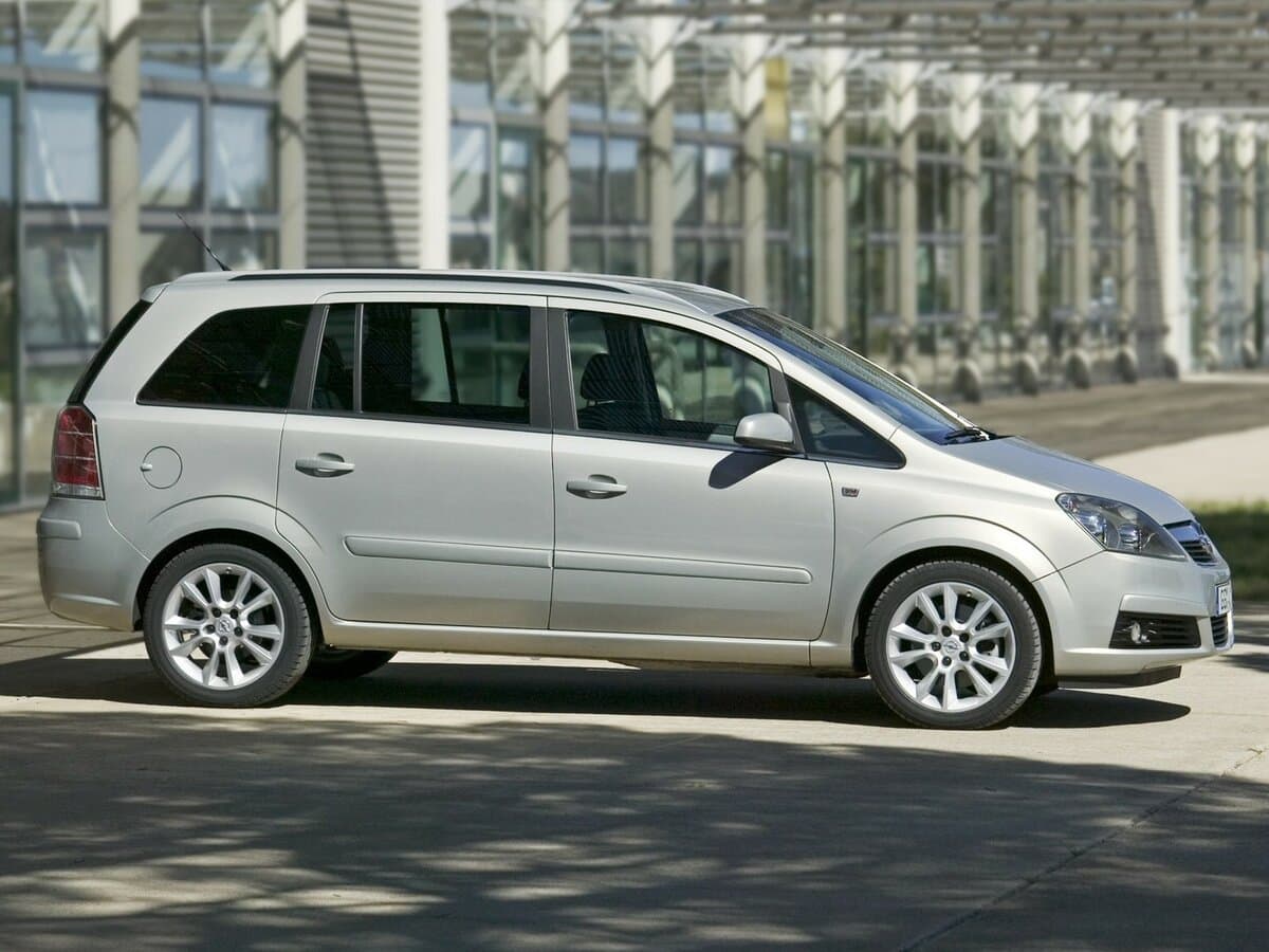 Opel Zafira B — Yandan