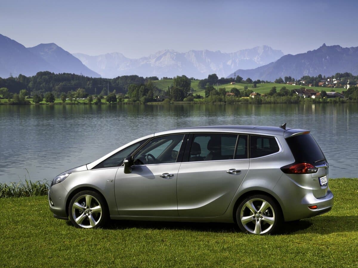 Opel Zafira C — Yandan