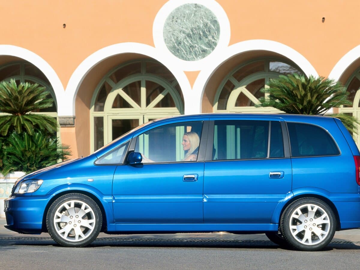 Opel Zafira OPC A — Yandan