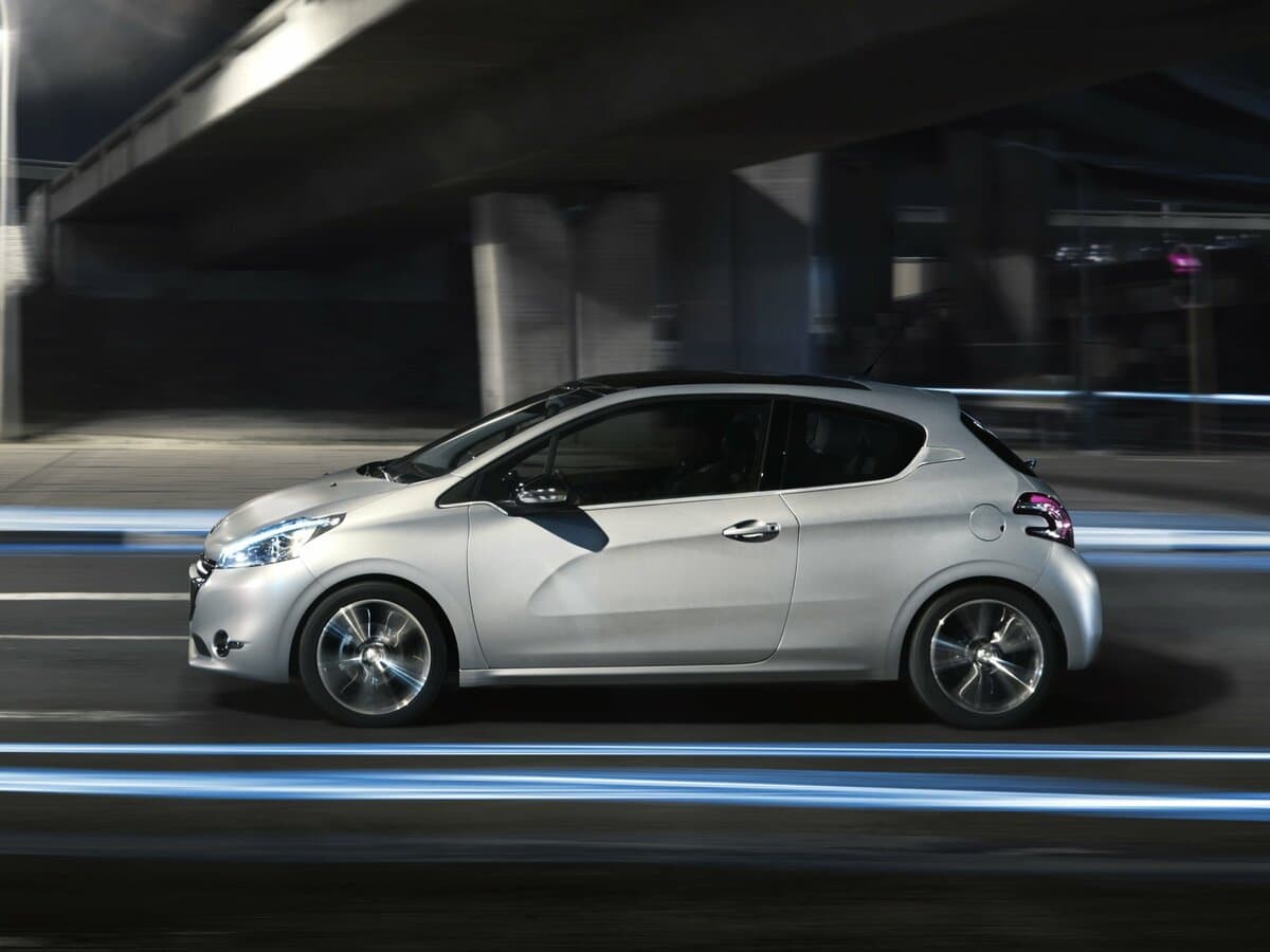 Peugeot 208 I — Yandan