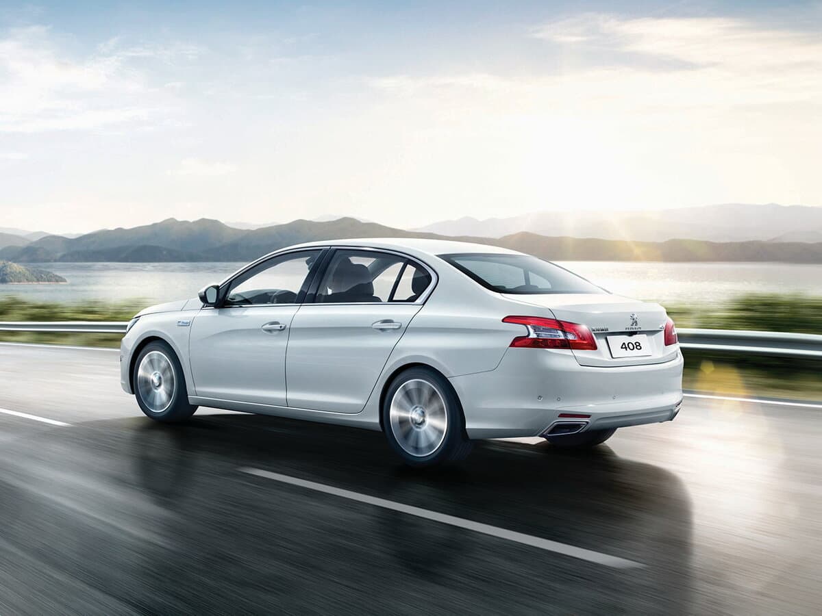 Peugeot 408 II — 3/4 arxadan