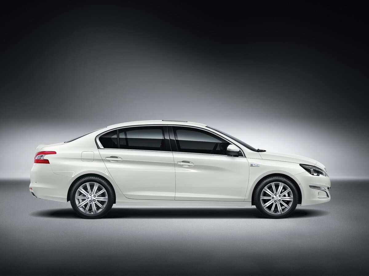 Peugeot 408 II — Yandan