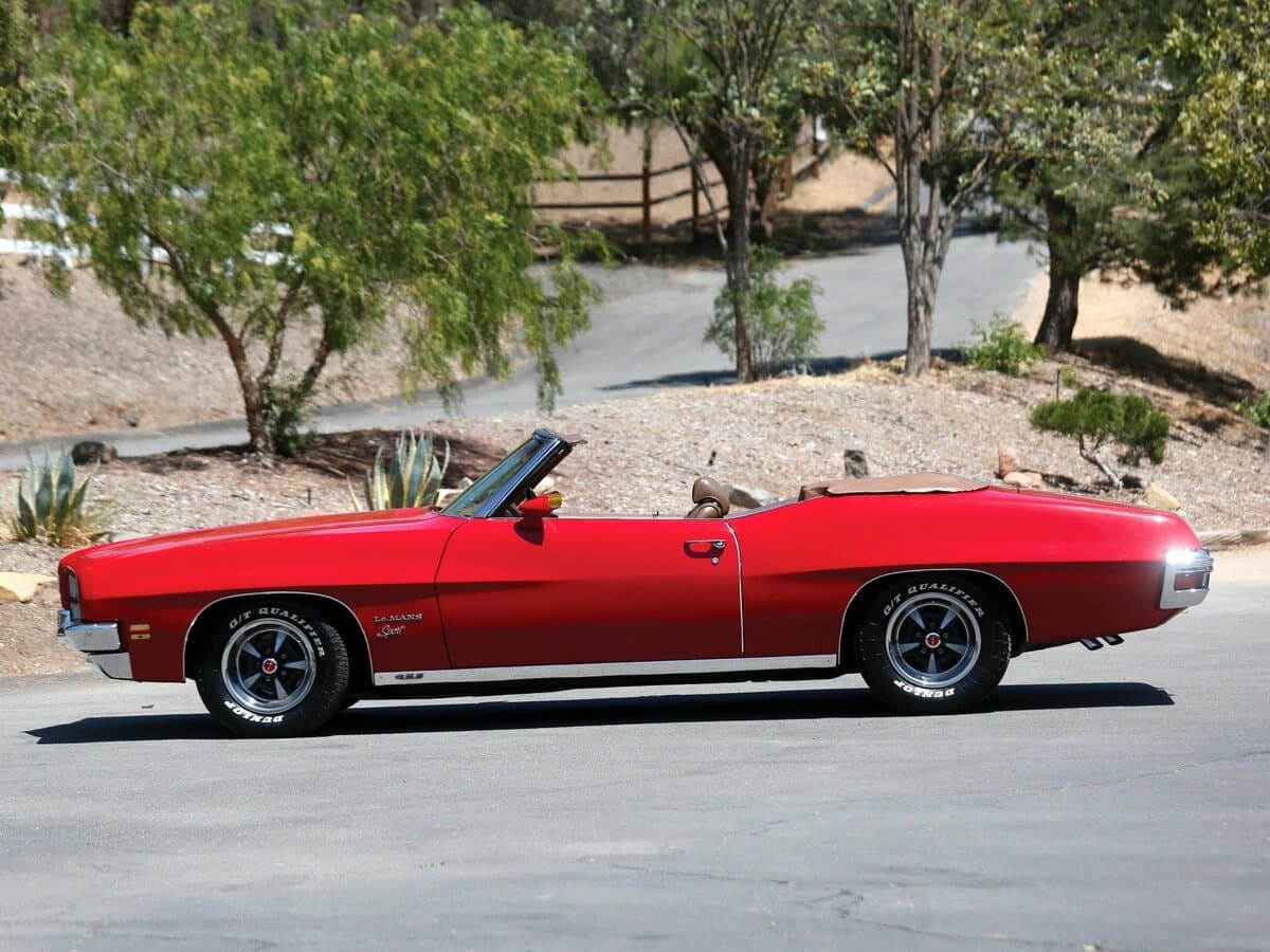 Pontiac LeMans III — Yandan