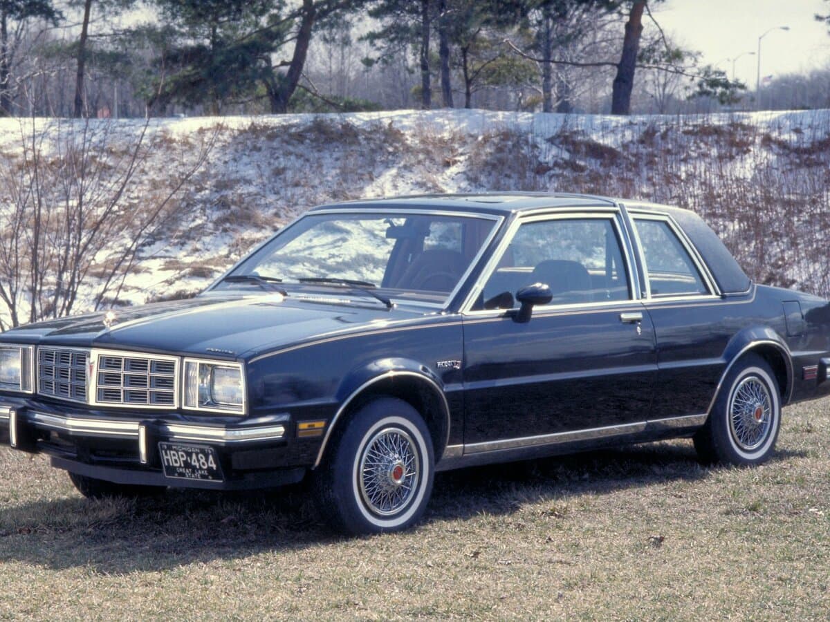 Pontiac Phoenix II — yandan görünüş
