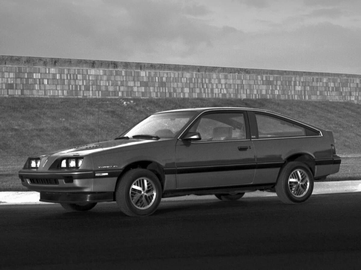 Pontiac Sunbird II — Yandan