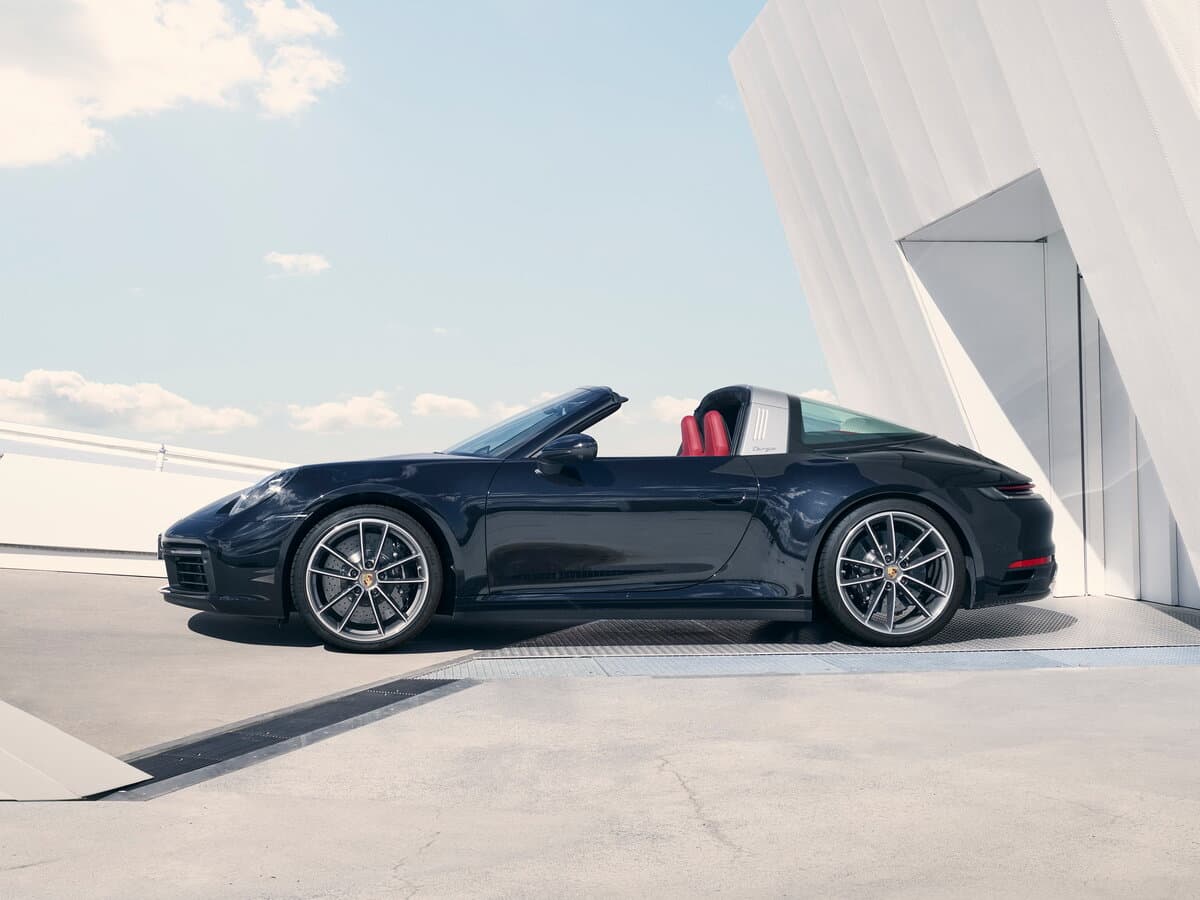Porsche 911 VIII (992) — Yandan