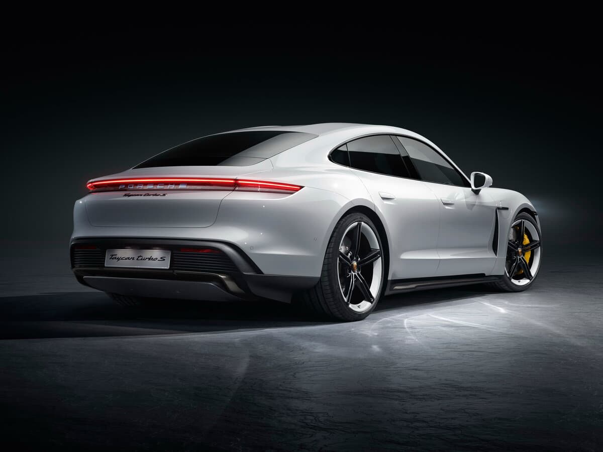 Porsche Taycan I — 3/4 arxadan