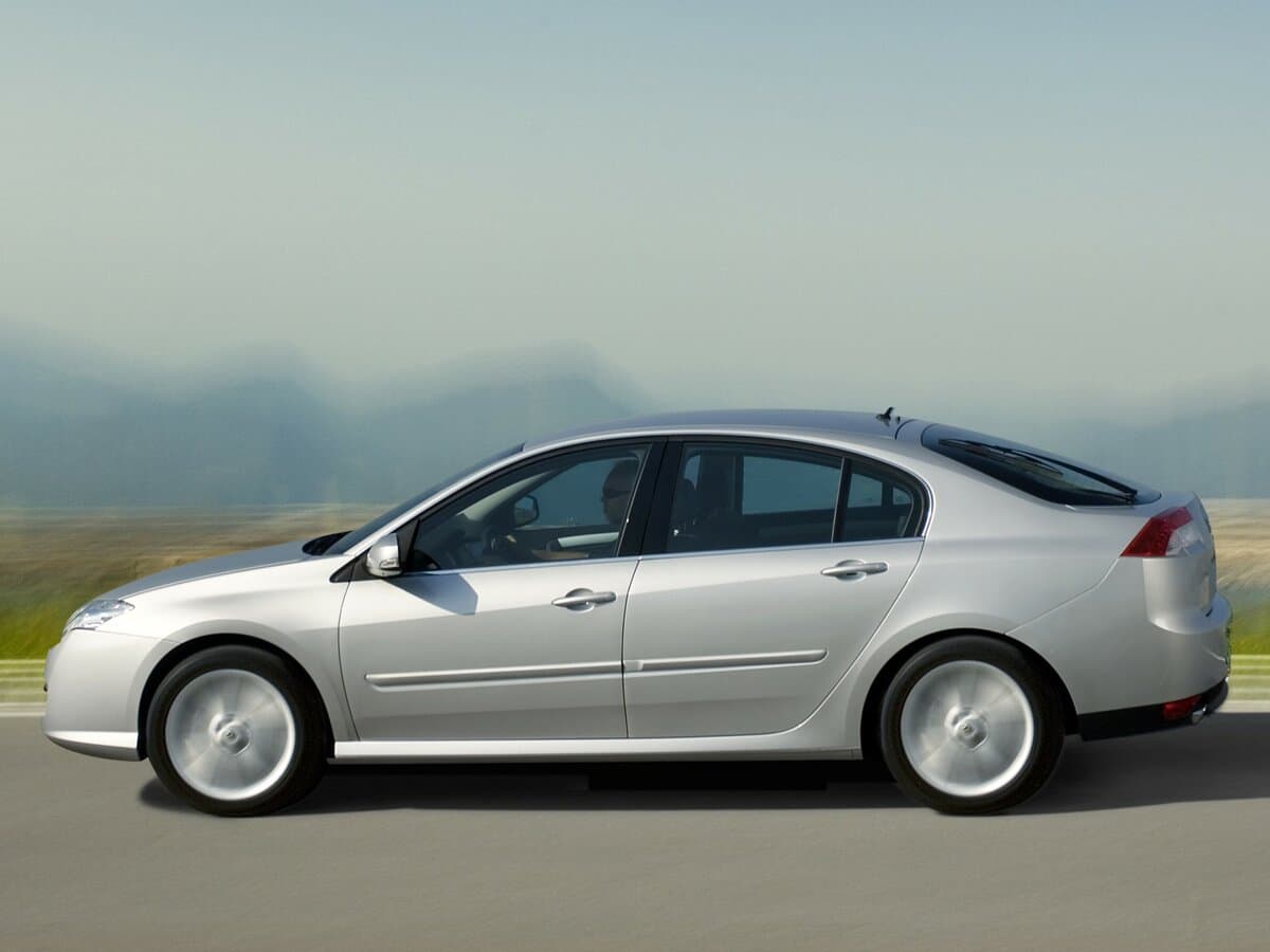 Renault Laguna III — Yandan