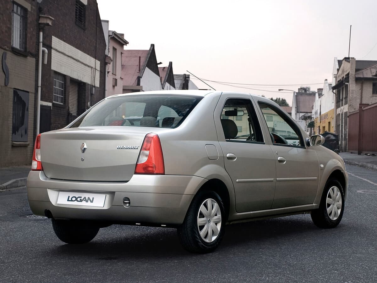 Renault Logan I — 3/4 arxadan