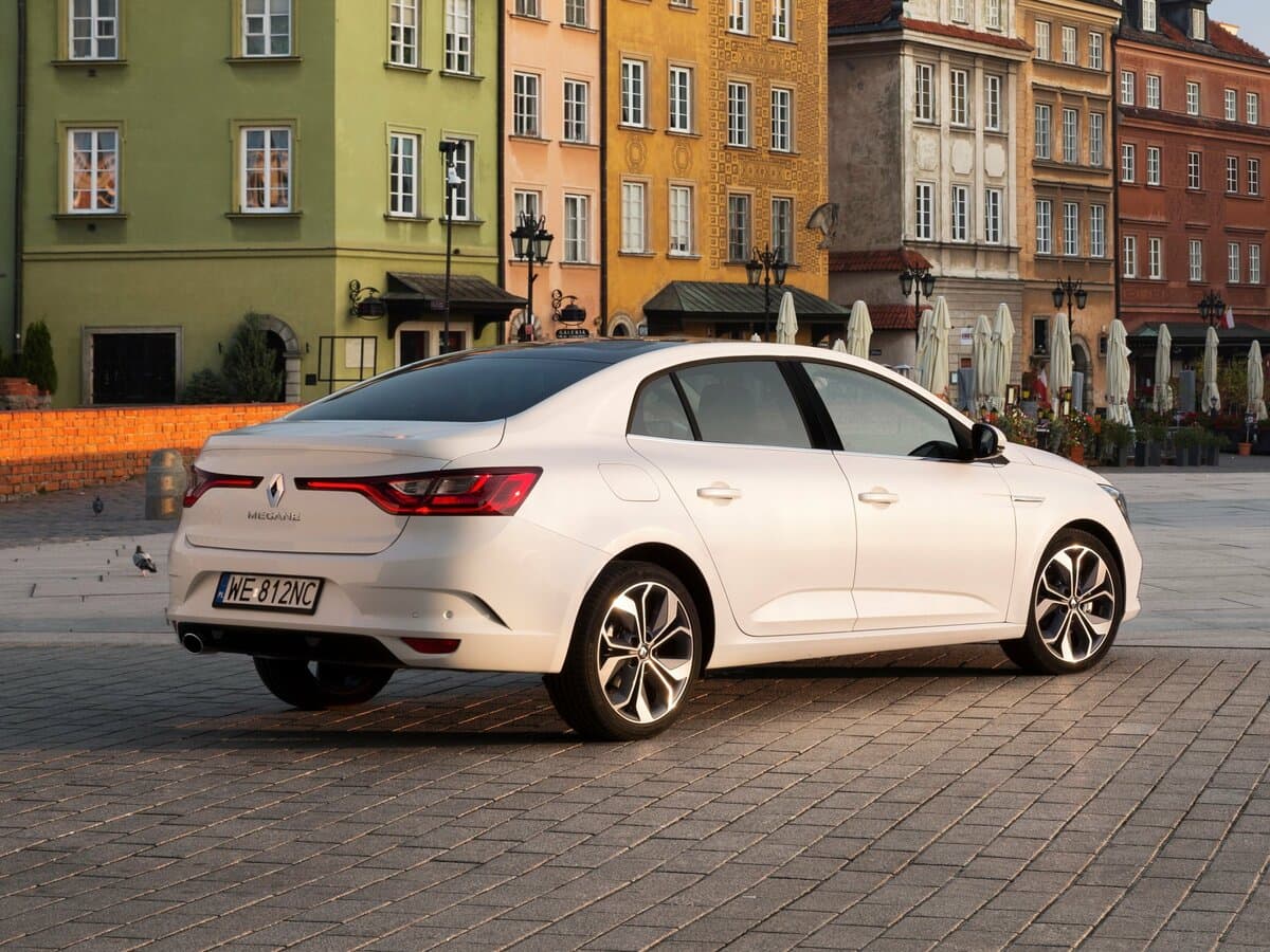 Renault Megane IV — 3/4 arxadan