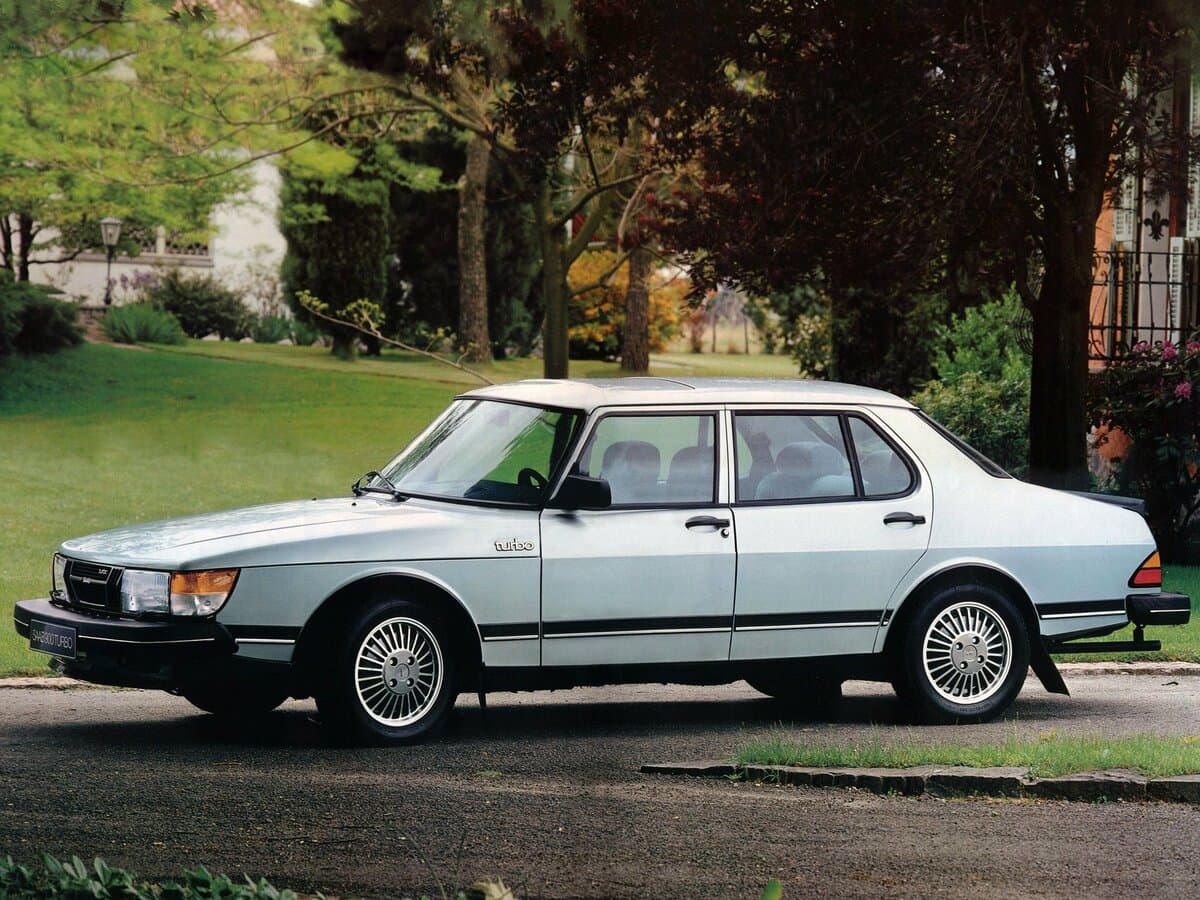 Saab 900 I — Yandan
