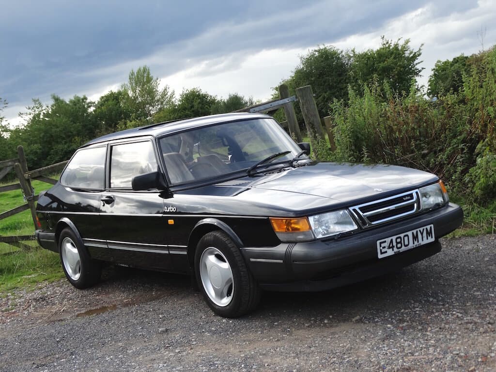 Saab 900 I — Yandan