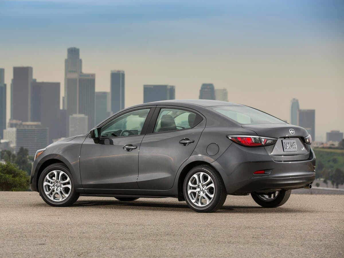 Scion iA 2015 – 2016 — 3/4 arxadan
