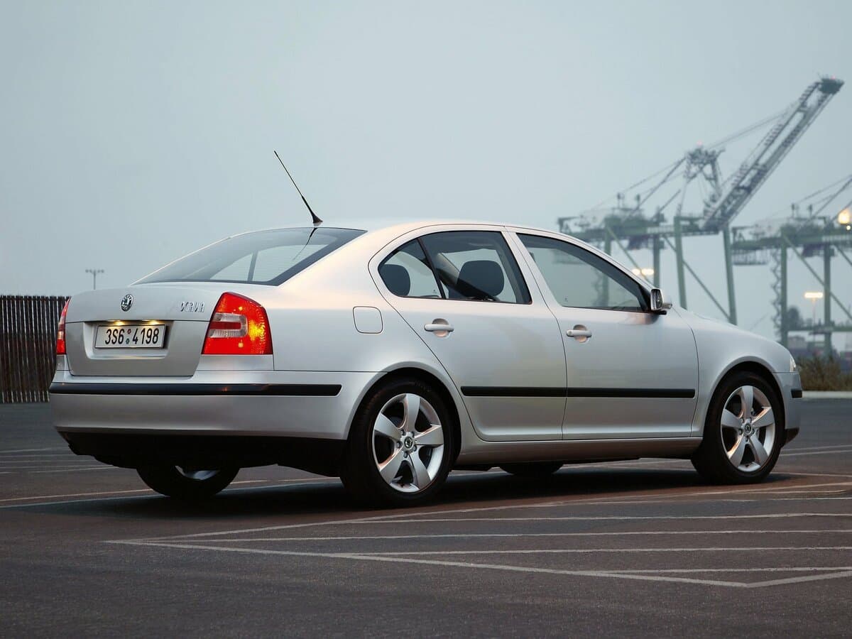 Skoda Octavia II (A5) — 3/4 arxadan