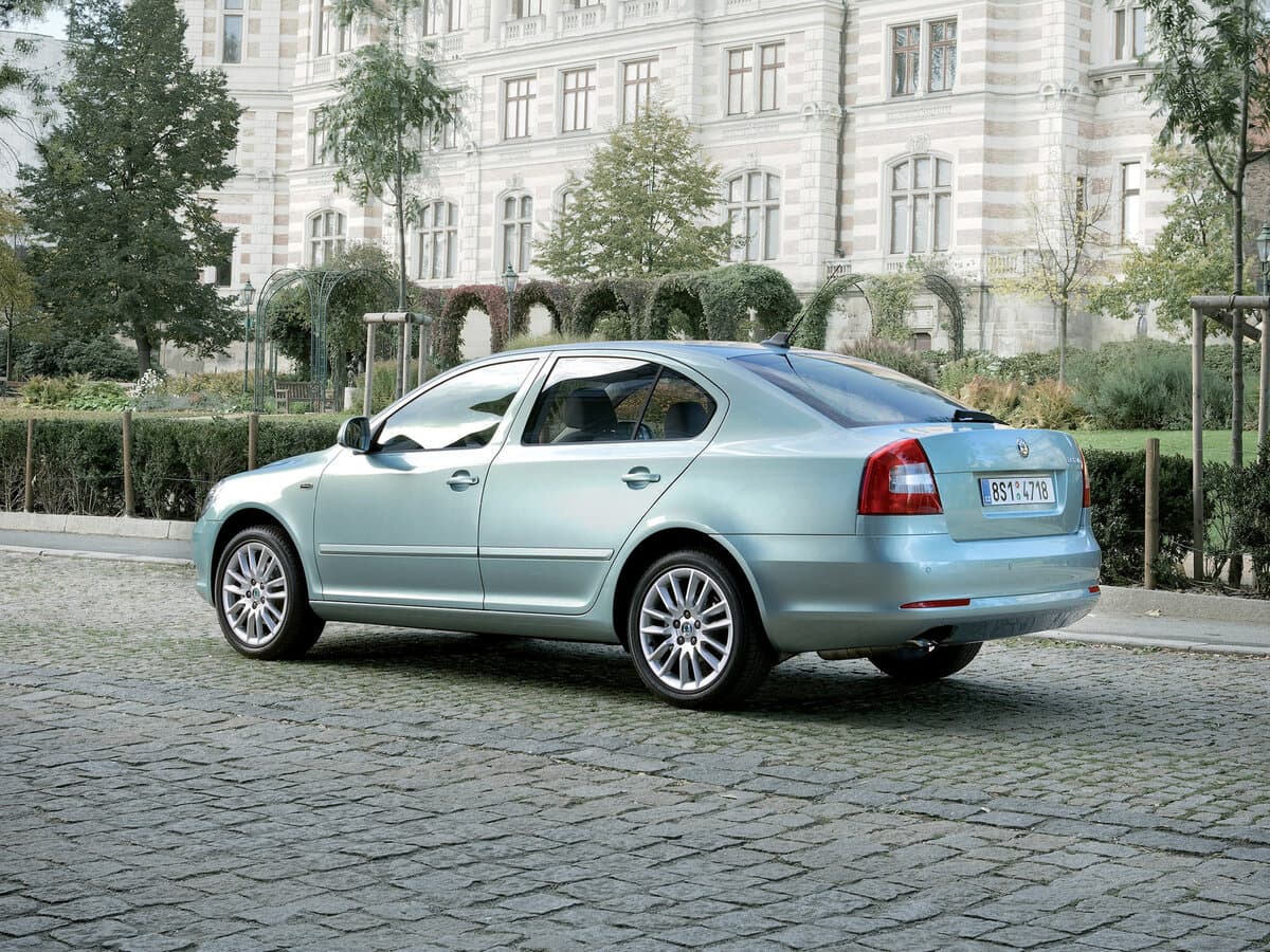 Skoda Octavia II (A5) Restayling — 3/4 arxadan