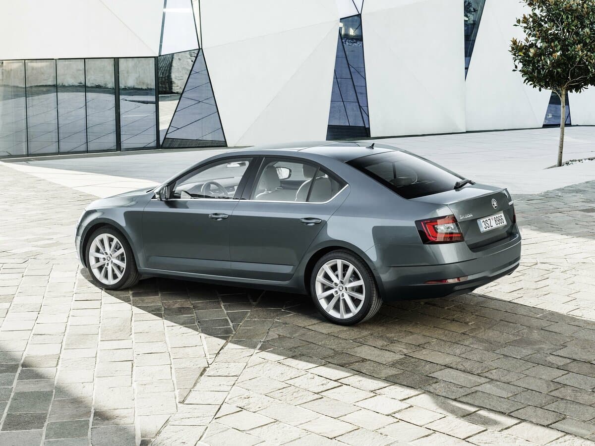 Skoda Octavia III (A7) Restayling — 3/4 arxadan