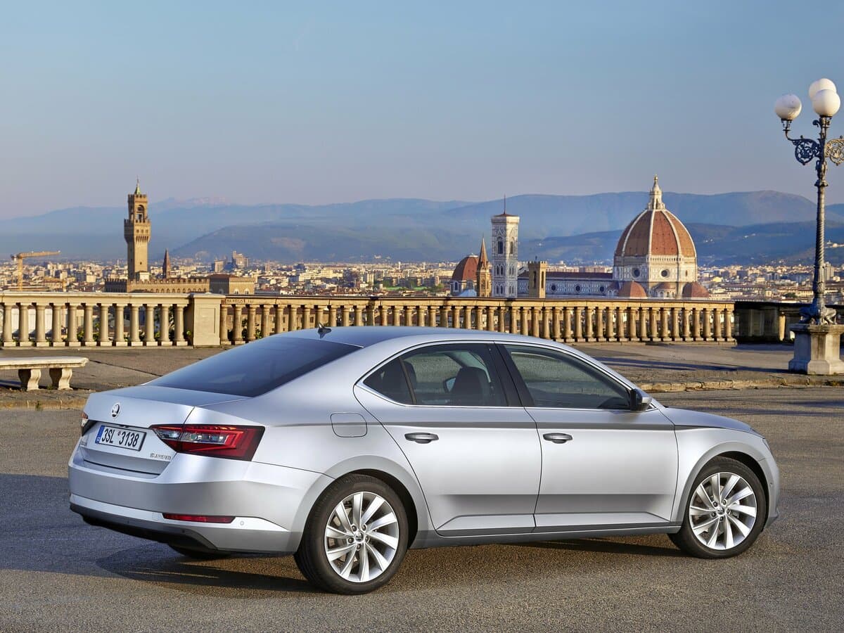Skoda Superb III — 3/4 arxadan