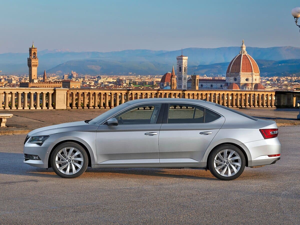 Skoda Superb III — Yandan