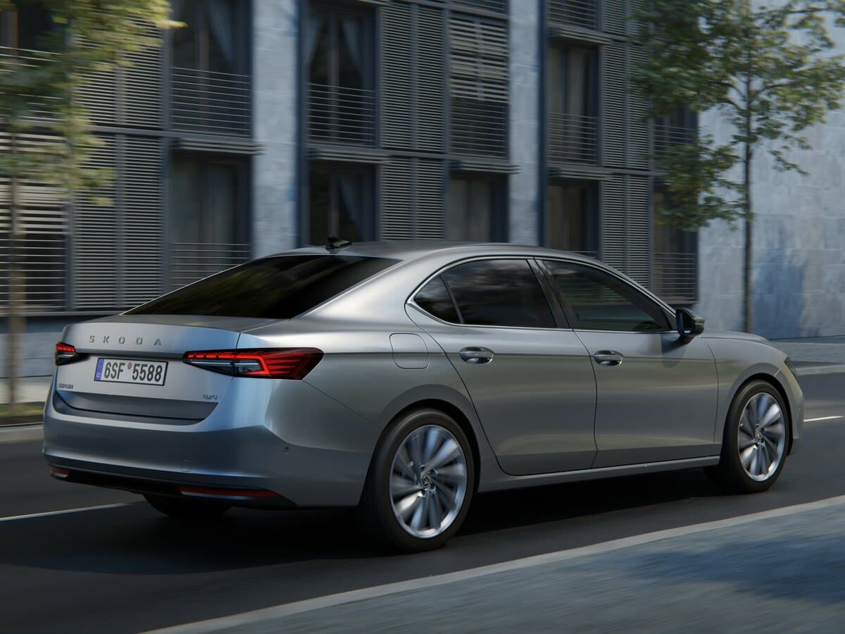 Skoda Superb IV — 3/4 arxadan