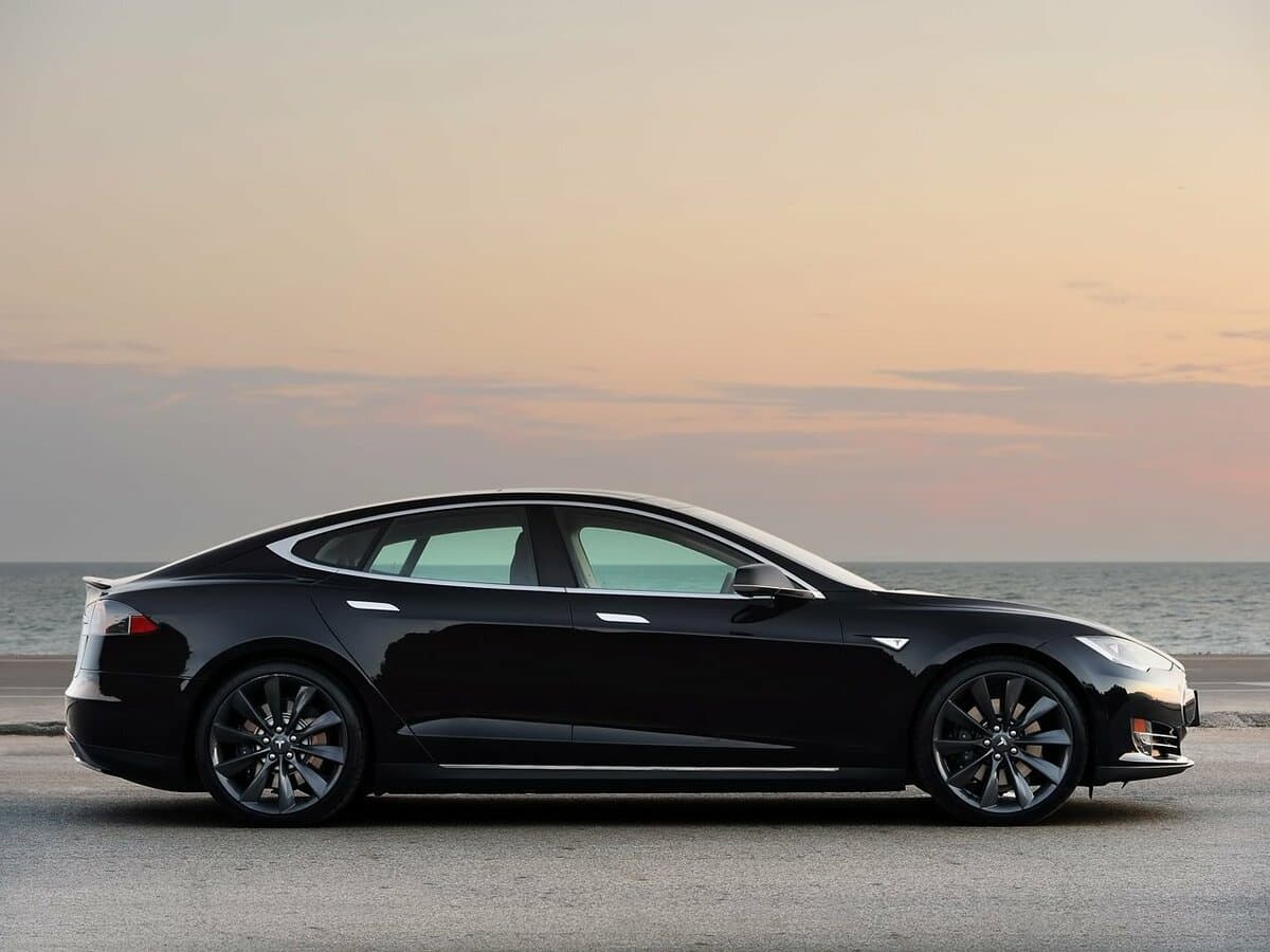 Tesla Model S I — Yandan