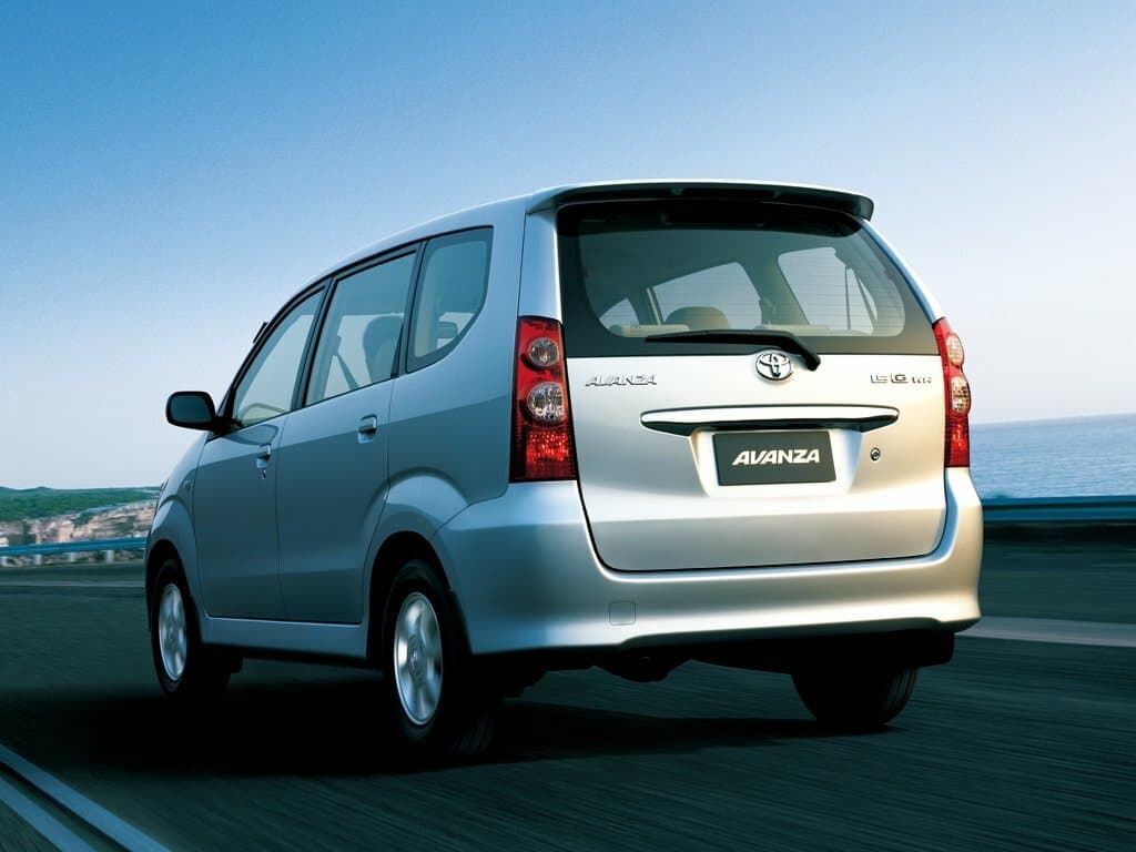 Toyota Avanza I — 3/4 arxadan