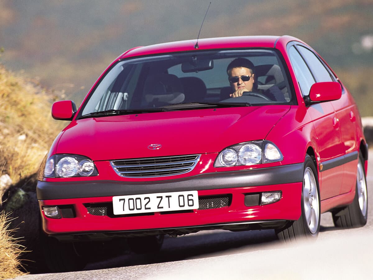 Toyota Avensis I — Öndən