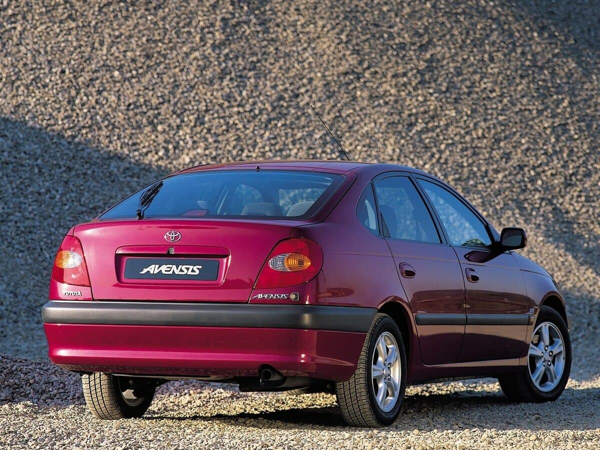 Toyota Avensis I — 3/4 arxadan
