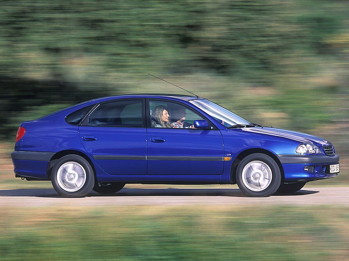 Toyota Avensis I — Yandan