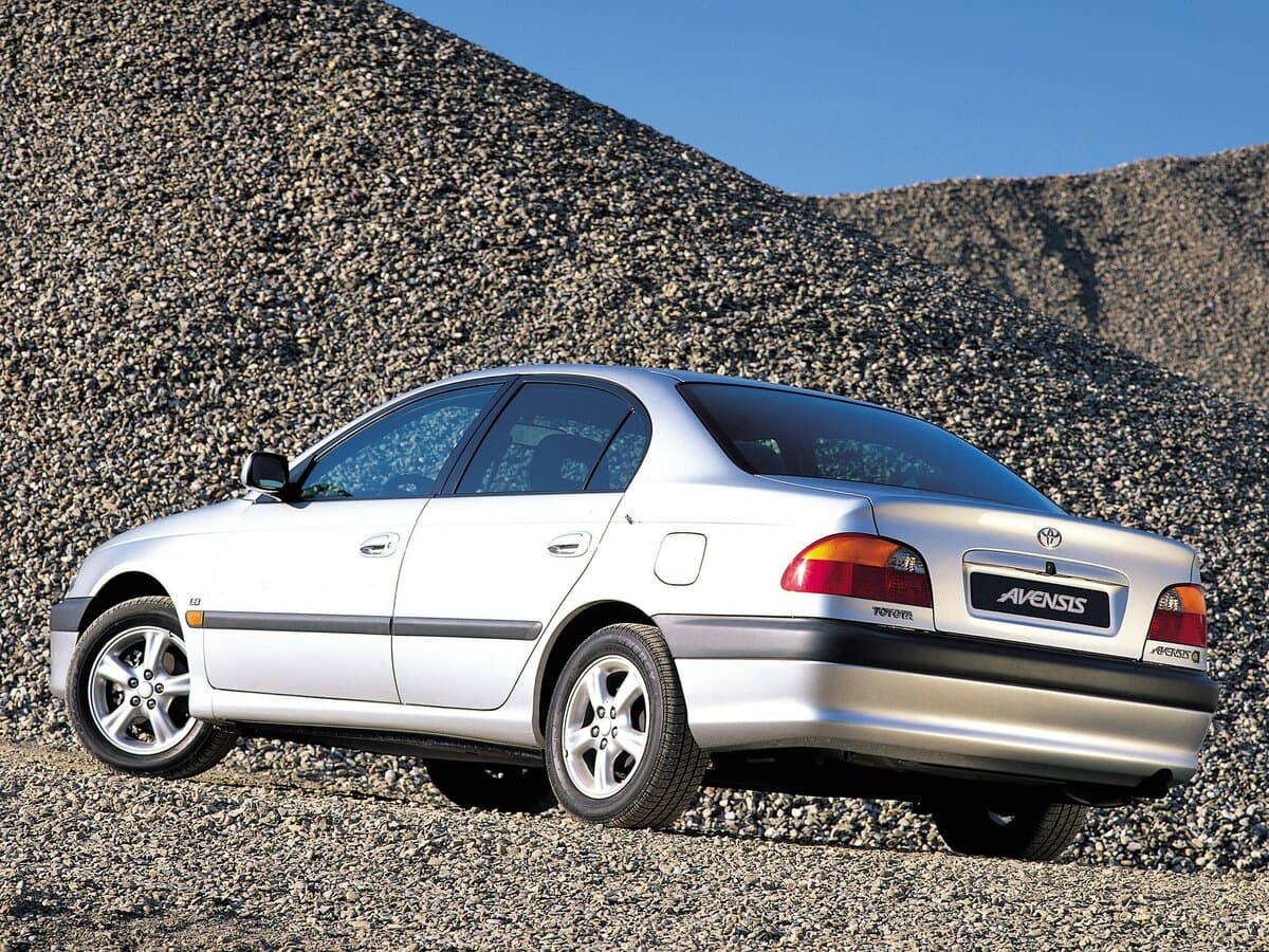Toyota Avensis I — 3/4 arxadan