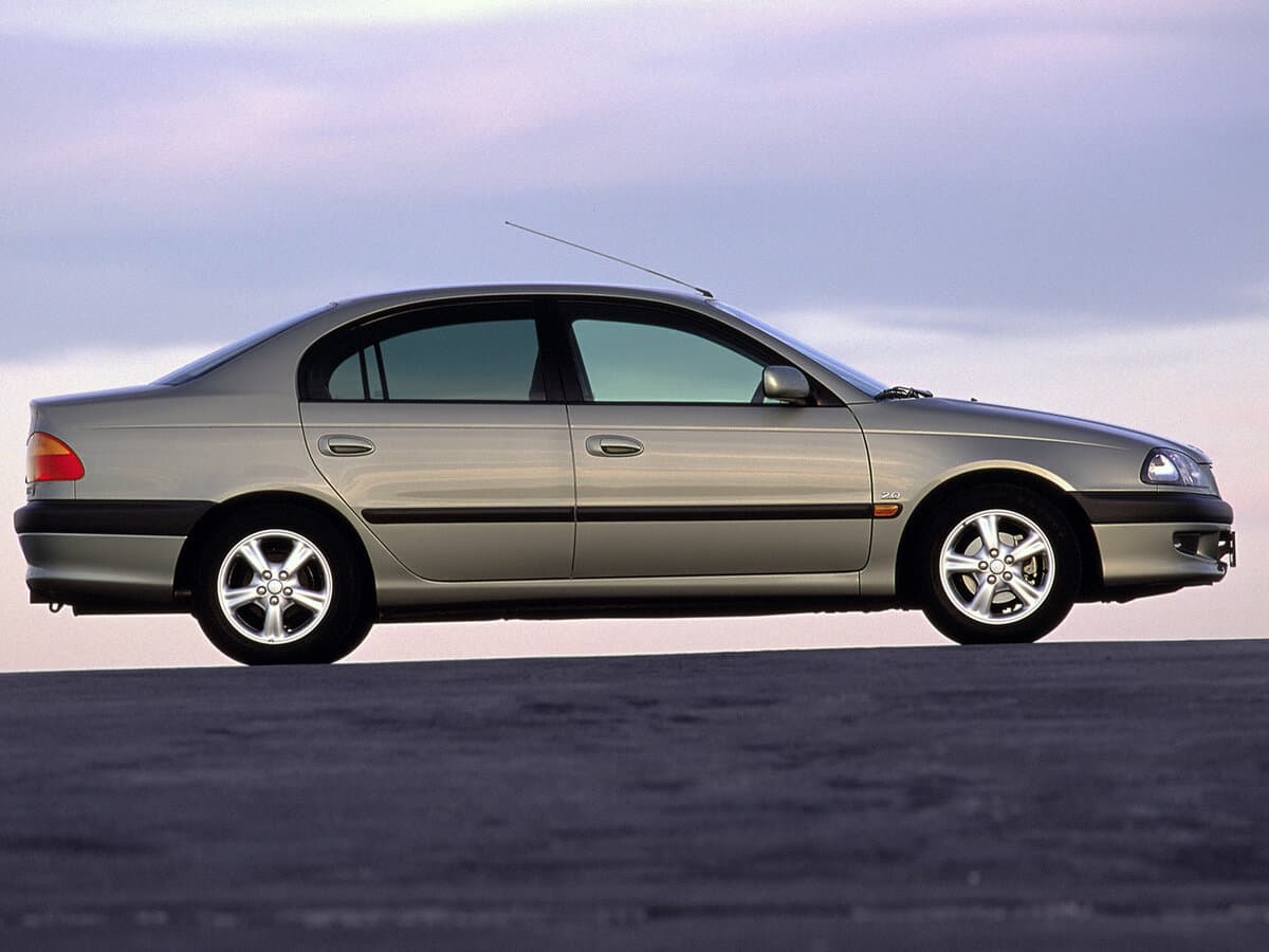 Toyota Avensis I — Yandan