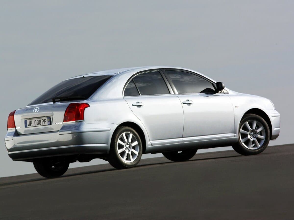 Toyota Avensis II — 3/4 arxadan