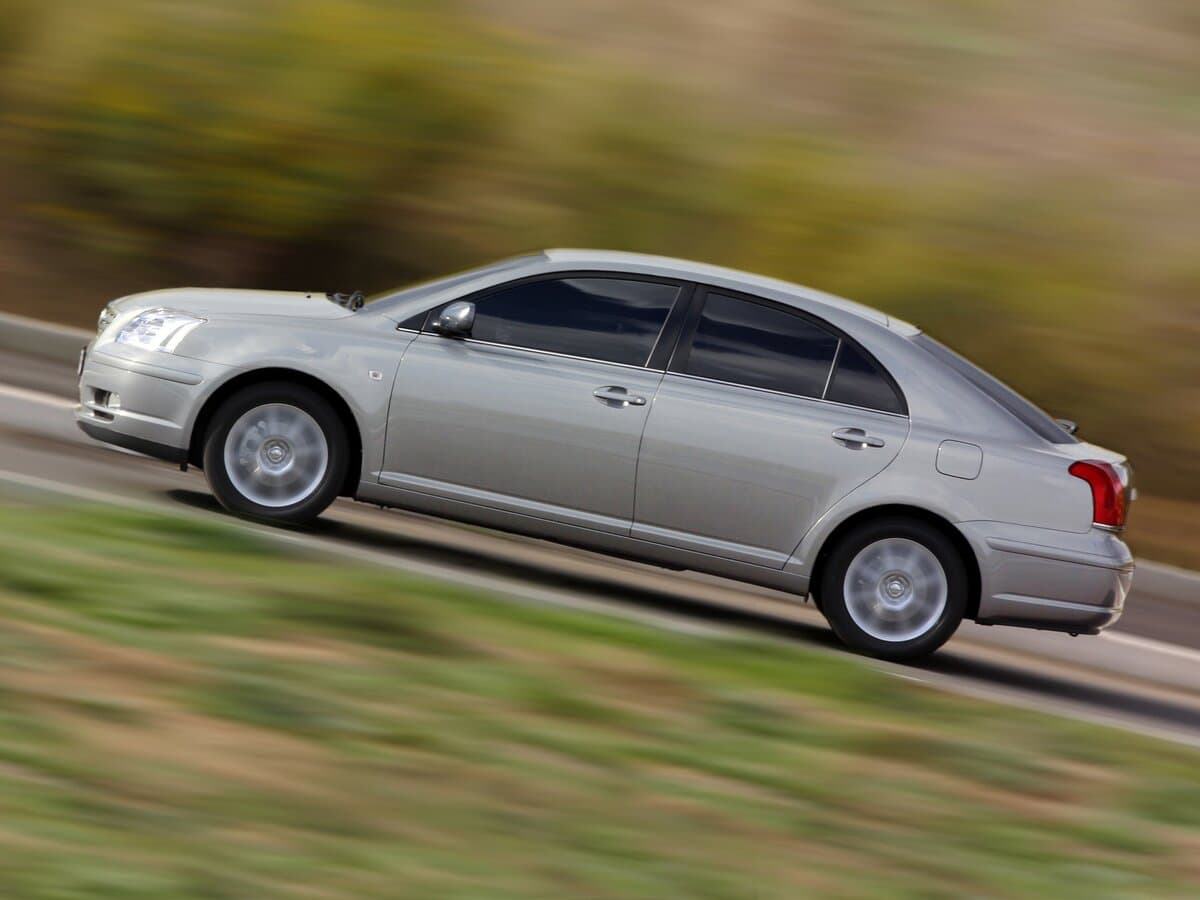 Toyota Avensis II — Yandan