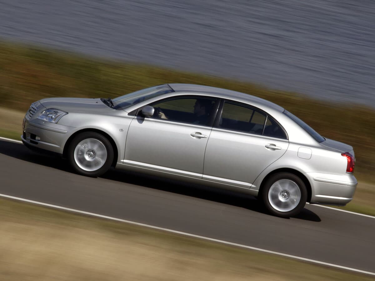 Toyota Avensis II — Yandan