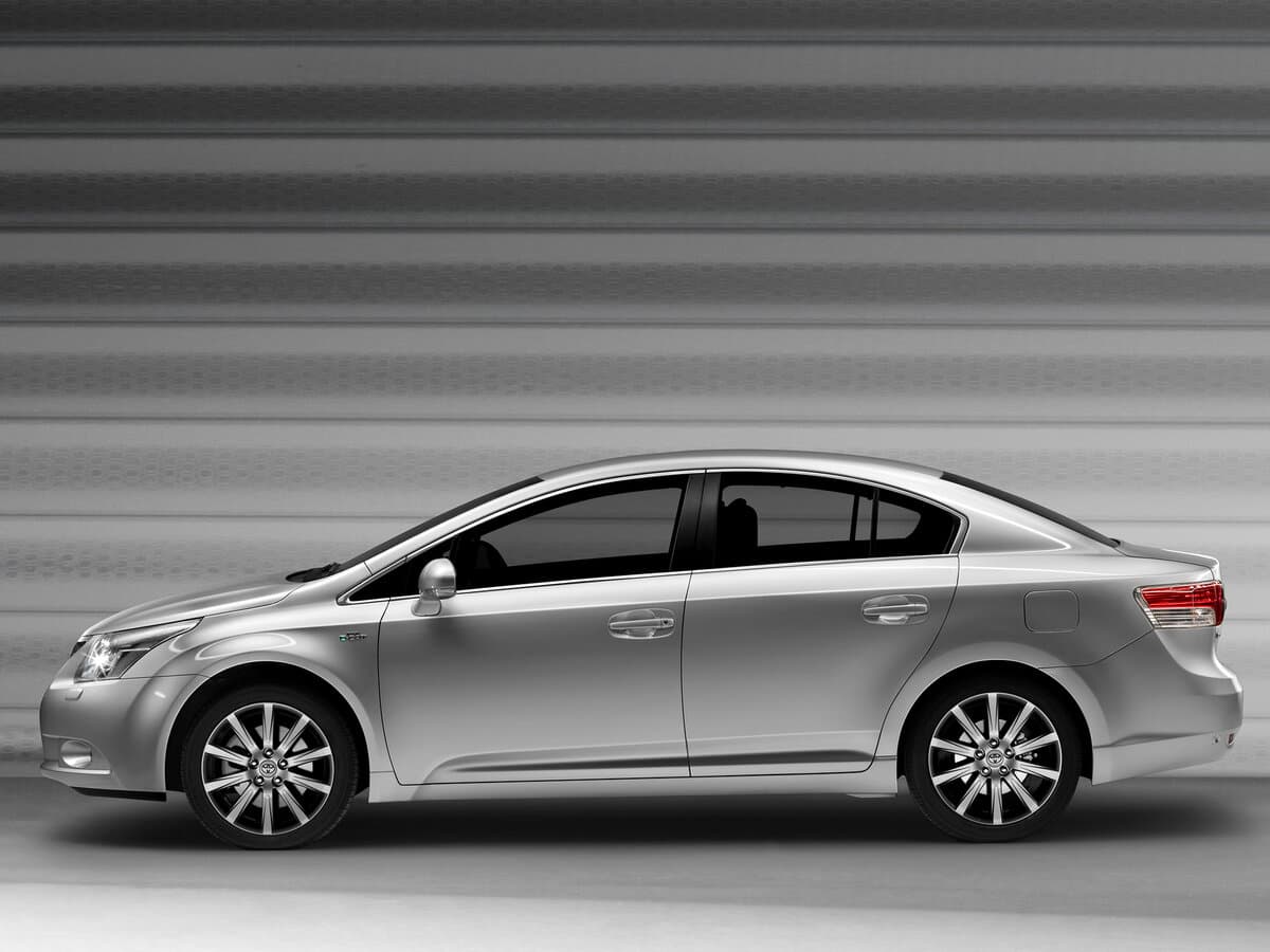 Toyota Avensis III — Yandan