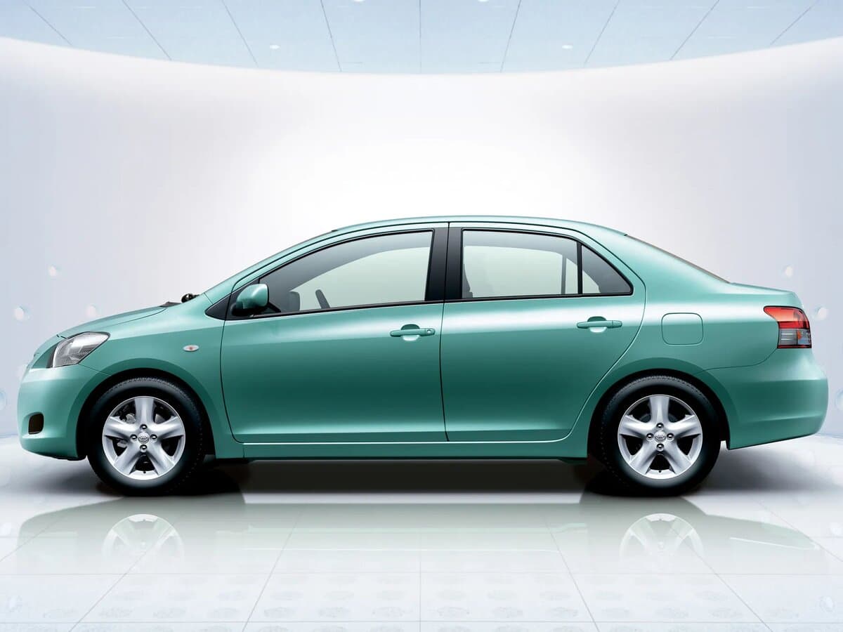 Toyota Belta I — Yandan