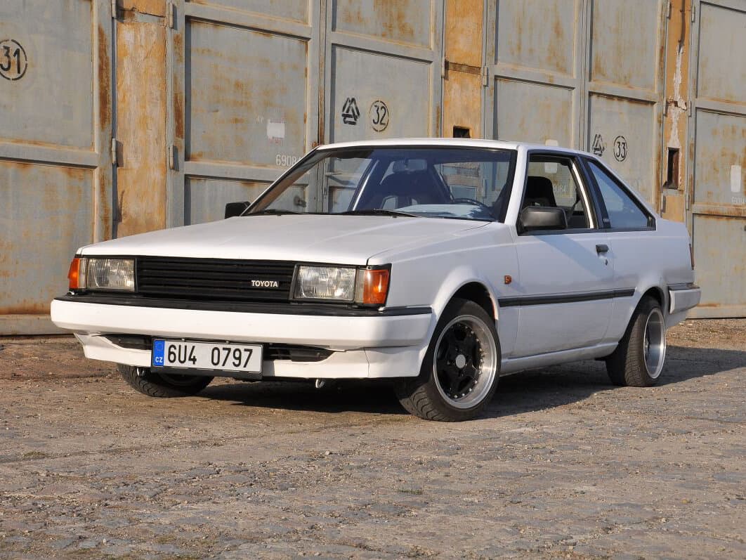 Toyota Carina III (A60) — Yandan