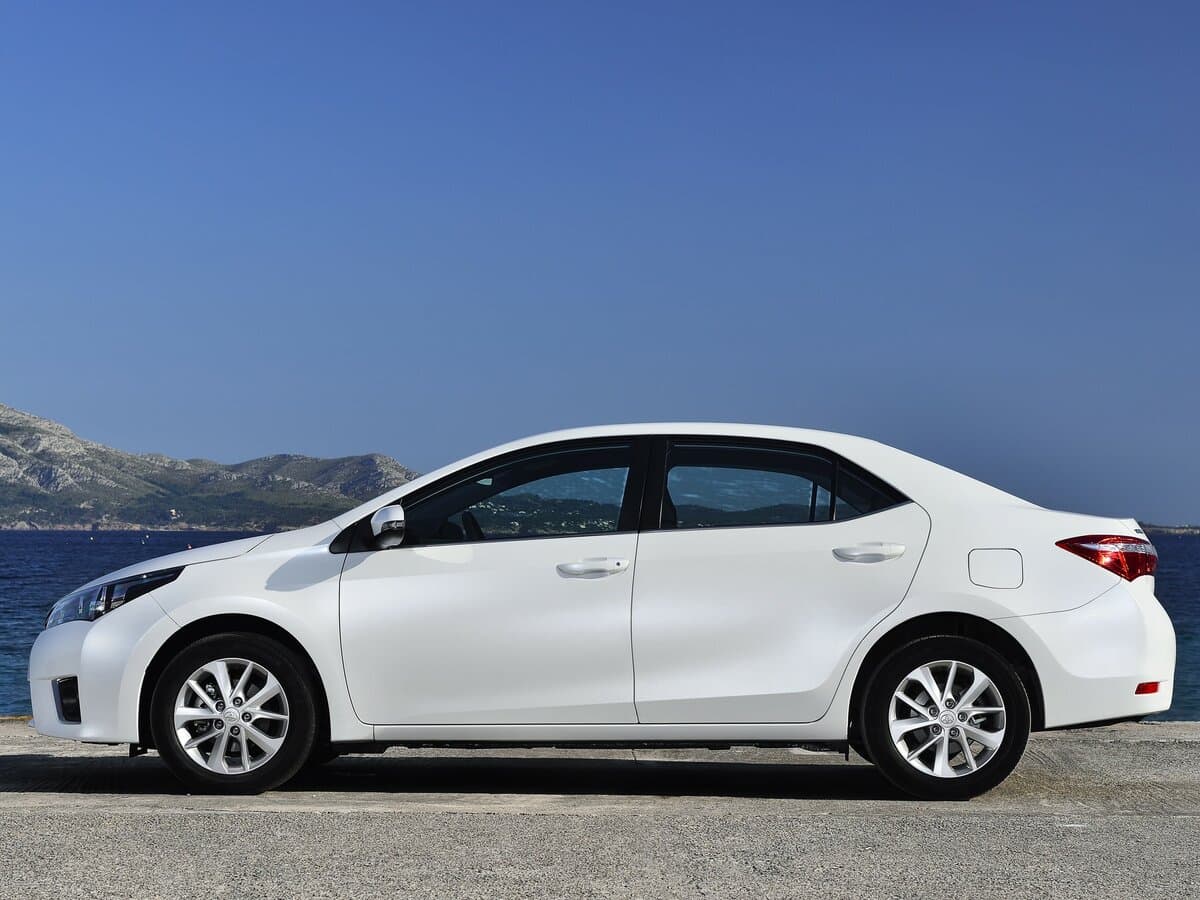 Toyota Corolla XI (E160, E170, E180) — Yandan