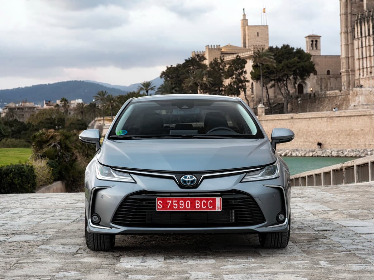Toyota Corolla XII (E210) — Öndən