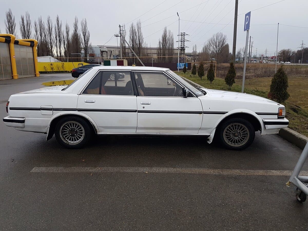 Toyota Cresta II (X70) — Yandan