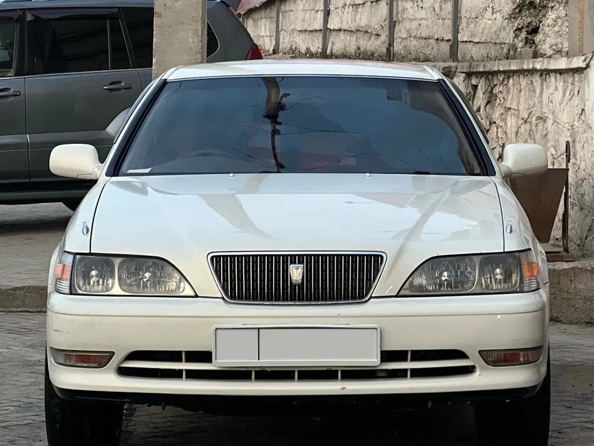 Toyota Cresta V (X100) — öndən görünüş