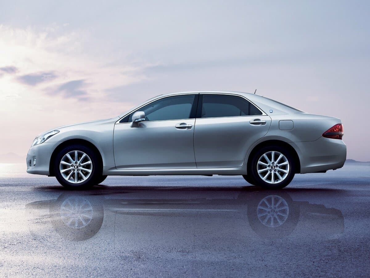 Toyota Crown XIII (S200) — Yandan