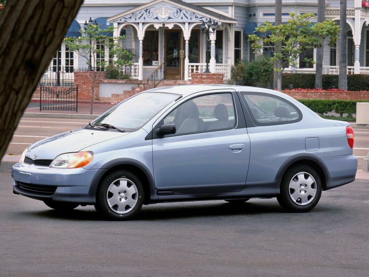 Toyota Echo 1999 – 2005 — Yandan