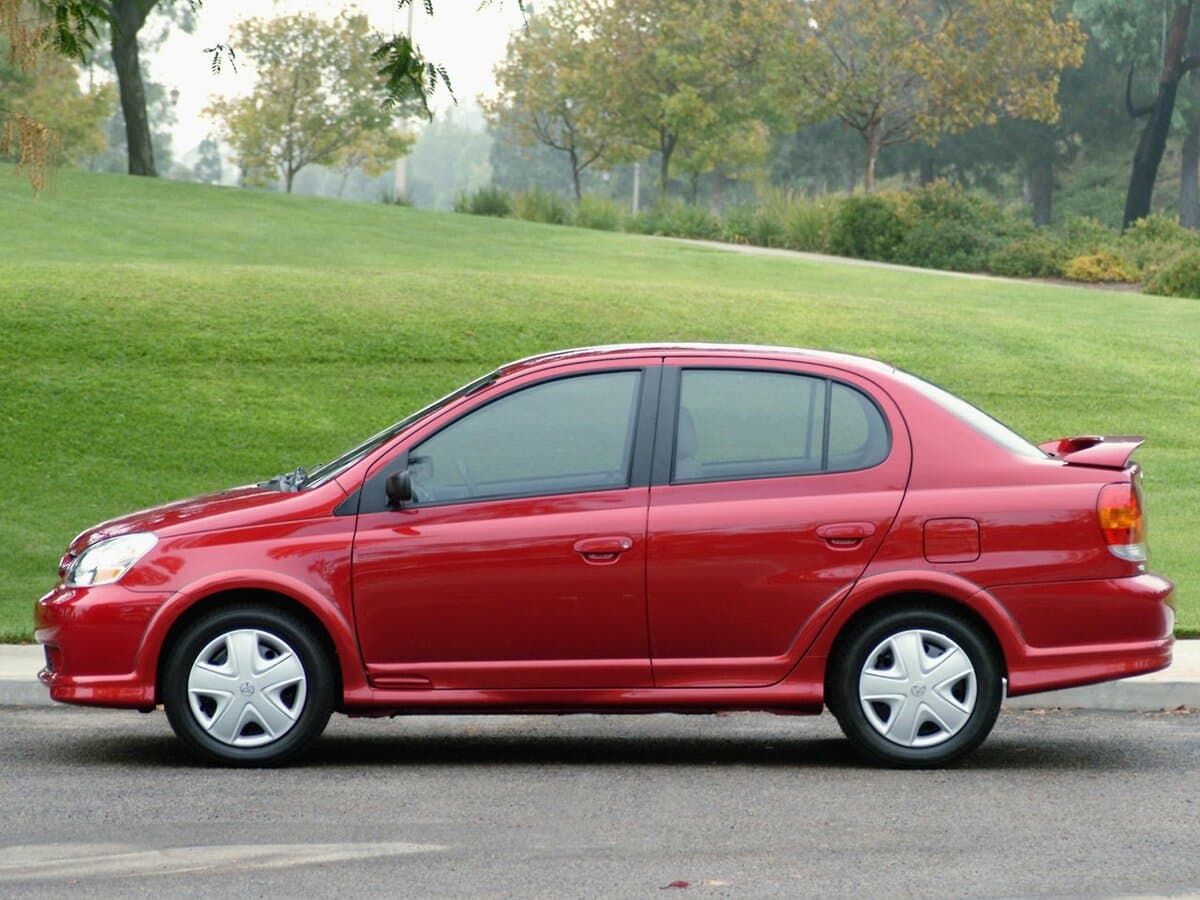 Toyota Echo 1999 – 2005 — Yandan