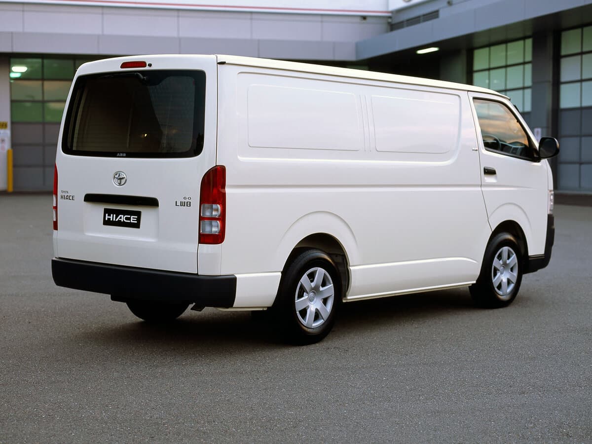 Toyota HiAce H200 — 3/4 arxadan